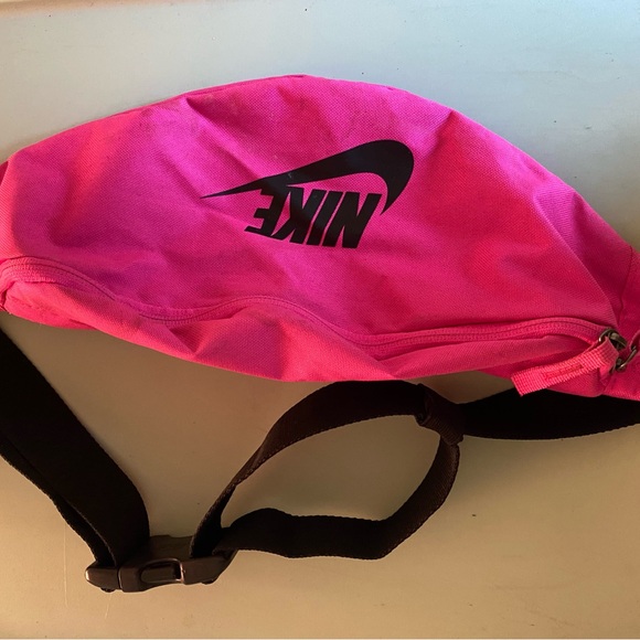 Nike Fuchsia Belt Bag - Picture 1 of 4
